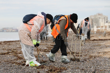 Oil spill clean-up of Crimean beaches