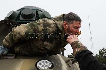 Передача военной техники военнослужащим отряда "Барс" на Запорожском направлении