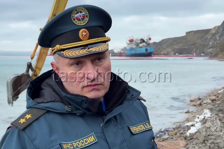 Глава МЧС РФ Куренков проверил ход работ в районе утечки мазута в Анапе