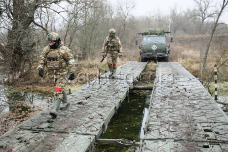 Наведение мостового перехода военнослужащими группировки войск "Запад" в ЛНР