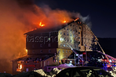 При пожаре на горнолыжном курорте Карталкая в Турции погибли не менее 76 человек