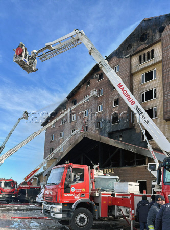 При пожаре на горнолыжном курорте Карталкая в Турции погибли не менее 76 человек