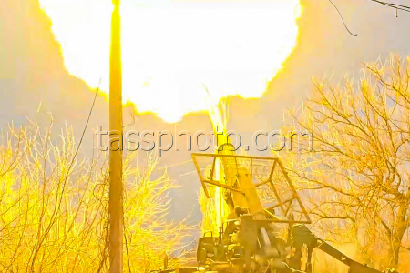 Russian servicemen use 2S7M Malka self-propelled gun in special military operation zone