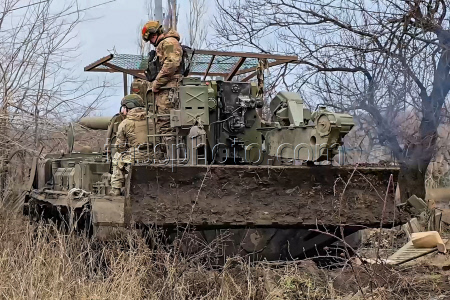 Russian servicemen use 2S7M Malka self-propelled gun in special military operation zone