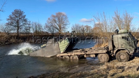 Russian servicemen build pontoon bridge in border area of Kursk Region