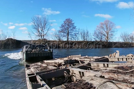 Russian servicemen build pontoon bridge in border area of Kursk Region