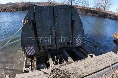 Russian servicemen build pontoon bridge in border area of Kursk Region