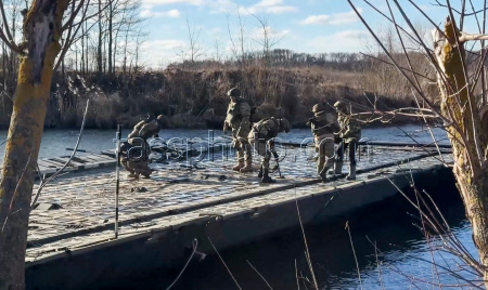 Russian servicemen build pontoon bridge in border area of Kursk Region