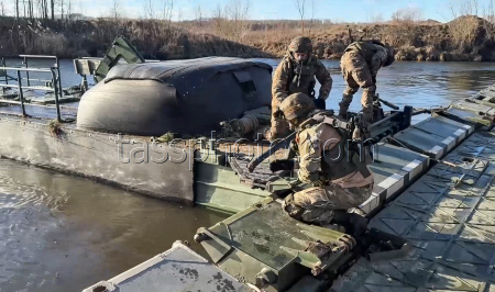 Russian servicemen build pontoon bridge in border area of Kursk Region