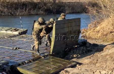 Russian servicemen build pontoon bridge in border area of Kursk Region
