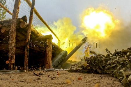 Russian D-30 howitzer crew deployed in Lugansk People's Republic