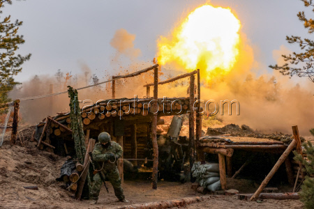 Russian D-30 howitzer crew deployed in Lugansk People's Republic