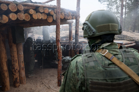 Russian D-30 howitzer crew deployed in Lugansk People's Republic