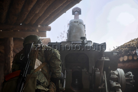 Russian D-30 howitzer crew deployed in Lugansk People's Republic