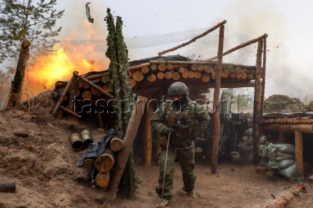 Russian D-30 howitzer crew deployed in Lugansk People's Republic