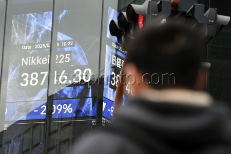 Индекс Nikkei упал на фоне введения президентом США Дональдом Трампом новых пошлин на товары из Канады, Китая и Мексики