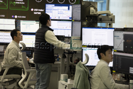 South Korea Composite Stock Price Index (KOSPI) falls 63.42 points