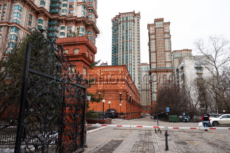 Explosion rocks Alyye Parusa residential complex in Moscow