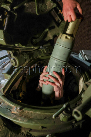 (+VIDEO) Tanks crews with Dnepr Group of Forces