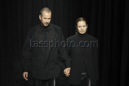 Дизайнеры Люси и Люк Мейер на показе своей коллекции Jil Sander сезона осень-зима 2025/2026 на Неделе моды в Милане