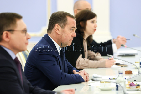 Russian Security Council deputy head Medvedev and Secretary of Central Committee of WPK Li Hi-yong meet