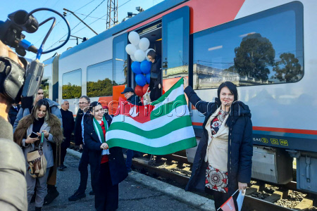 Прибытие нового скоростного электропоезда из Сириуса в Сухум