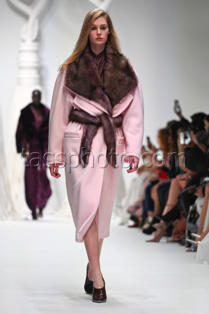 Milan, Milan Women's Fashion Week: Fall/Winter 2025 - Genny Fashion Show - Catwalk