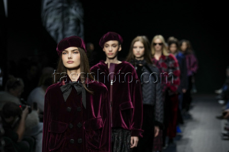Показ коллекции Emporio Armani сезона осень-зима 2025/2026 на Неделе моды в Милане