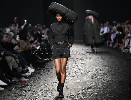 Показ коллекции Moschino сезона осень-зима 2025/2026 на Неделе моды в Милане