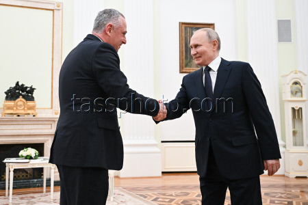 Russian President Putin meets with Abkhazian President-elect Gunba