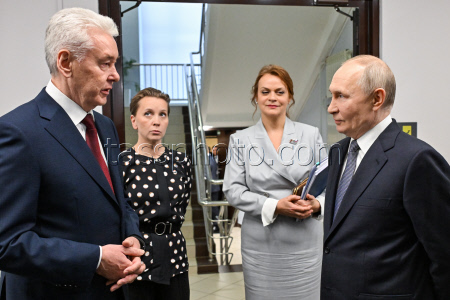 President Putin visits Unified Support Centre for participants in Russia's special military operation