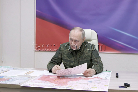 Президент РФ Путин в пункте управления Курской группировки 