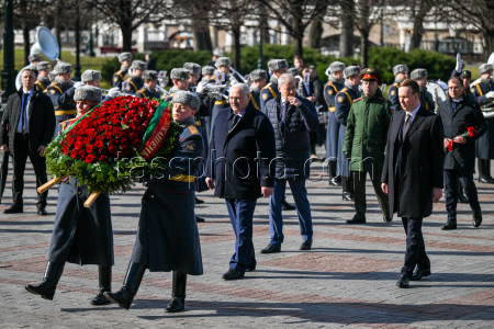 Возложение цветов президентом Белоруссии Лукашенко к Могиле Неизвестного Солдата