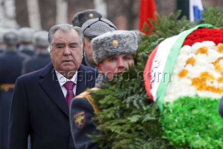 Tajikistan's President Rahmon at Tomb of Unknown Soldier in Moscow