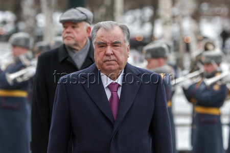 Возложение венка президентом Таджикистана Рахмоном к Могиле Неизвестного Солдата