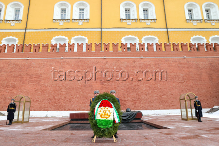Tajikistan's President Rahmon at Tomb of Unknown Soldier in Moscow