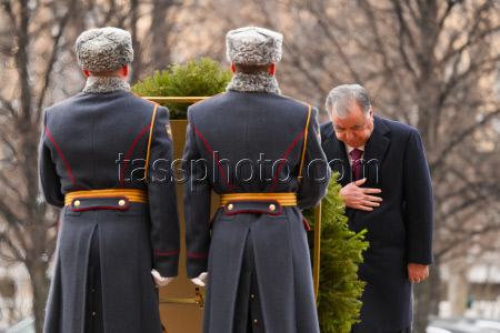 Tajikistan's President Rahmon at Tomb of Unknown Soldier in Moscow