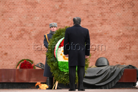 Tajikistan's President Rahmon at Tomb of Unknown Soldier in Moscow