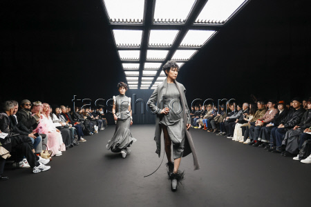 YOU JI YOUNG Aut/Win 2025 Tokyo Runway