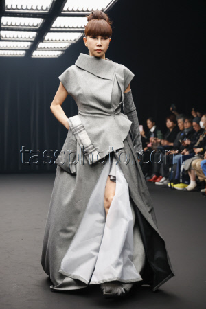 YOU JI YOUNG Aut/Win 2025 Tokyo Runway
