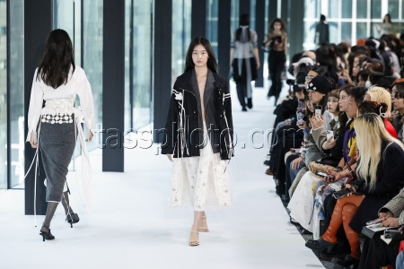 RIV NOBUHIKO Aut/Win 2025 Tokyo Runway