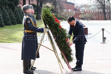 Vietnamese Foreign Minister Bui Thanh Son takes part in wreath laying ceremony in Moscow