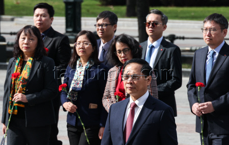 Vietnamese Foreign Minister Bui Thanh Son takes part in wreath laying ceremony in Moscow
