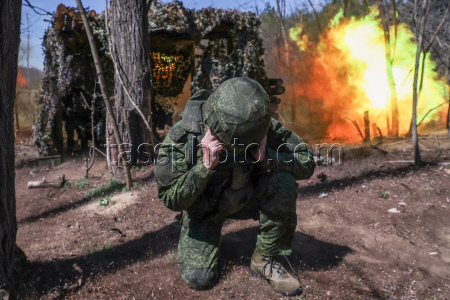 D-30 howitzer crew in Kherson Region, Russia