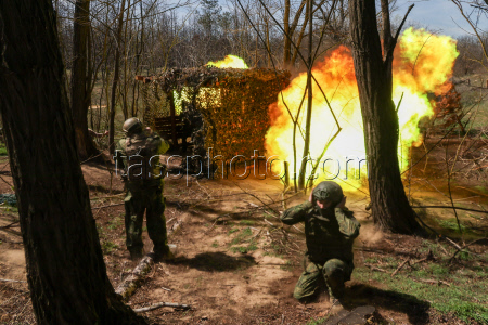 D-30 howitzer crew in Kherson Region, Russia
