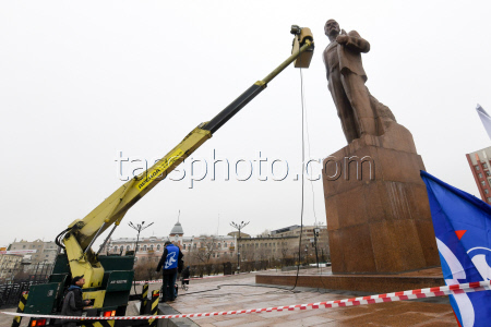 Monument to Vladimir Lenin washed in Chita, Russia