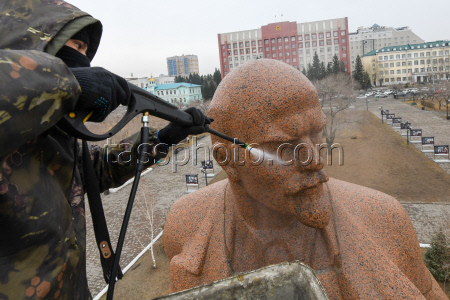Мытье памятника Ленину в Чите