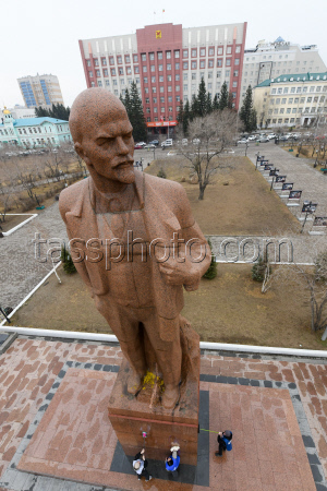 Monument to Vladimir Lenin washed in Chita, Russia