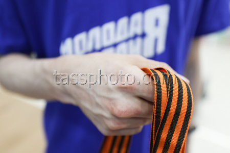 St George ribbons handed out in Kazan, Russia