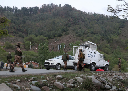 Suspected terrorists open fire on group of tourists in Pahalgam